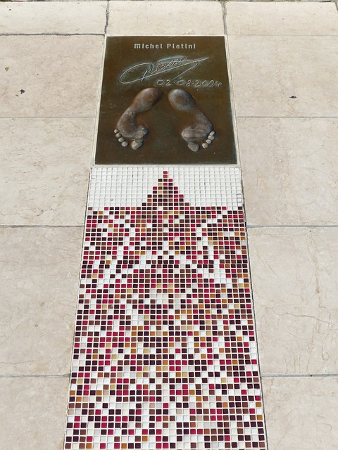 目前位居西 目前位居西